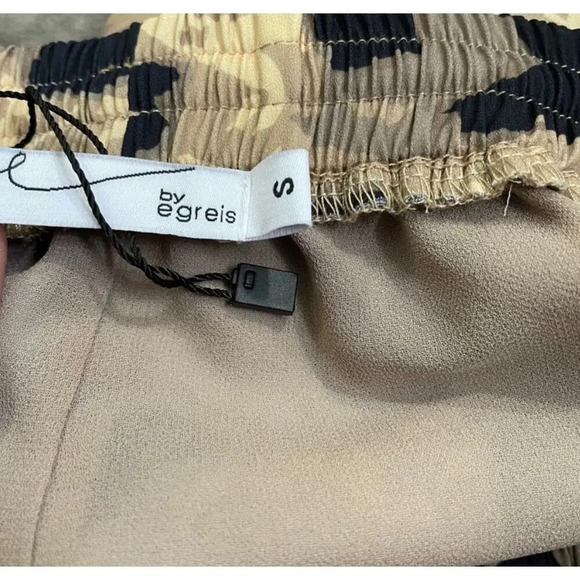 By Egreis NWOT Cheetah Flare Pants - Picture 6 of 6